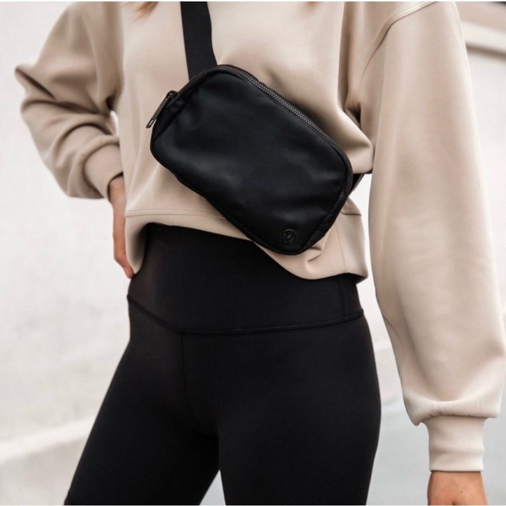 Lululemon Everywhere Belt bag in black- rare original version!